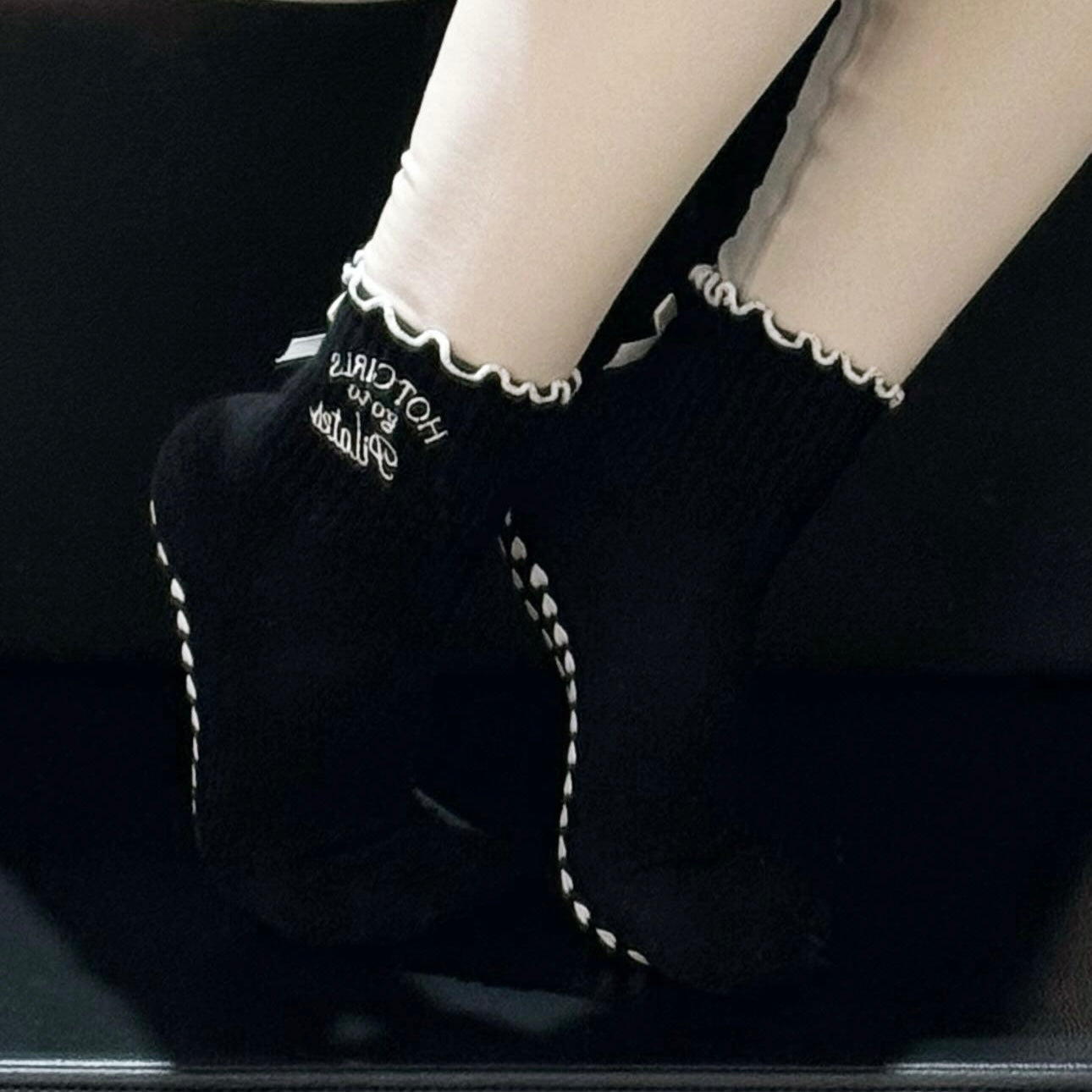 Hot Girls go to Pilates - Noir